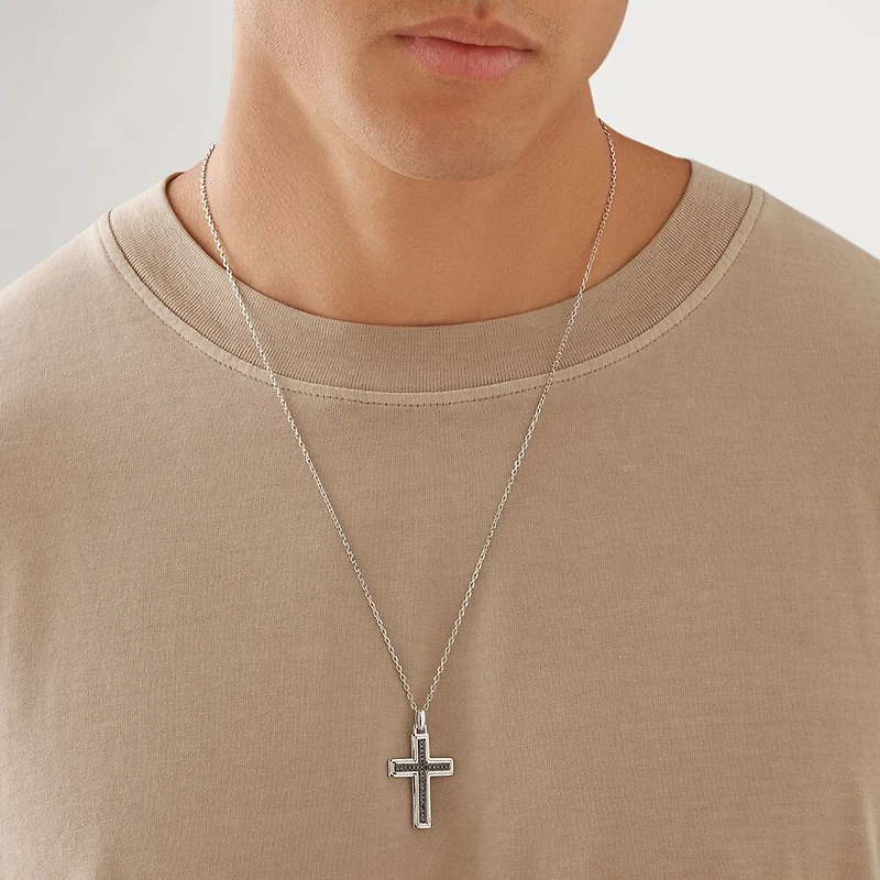Collier en argent avec croix à diamants noirs totalisant 0,30 ct pour homme