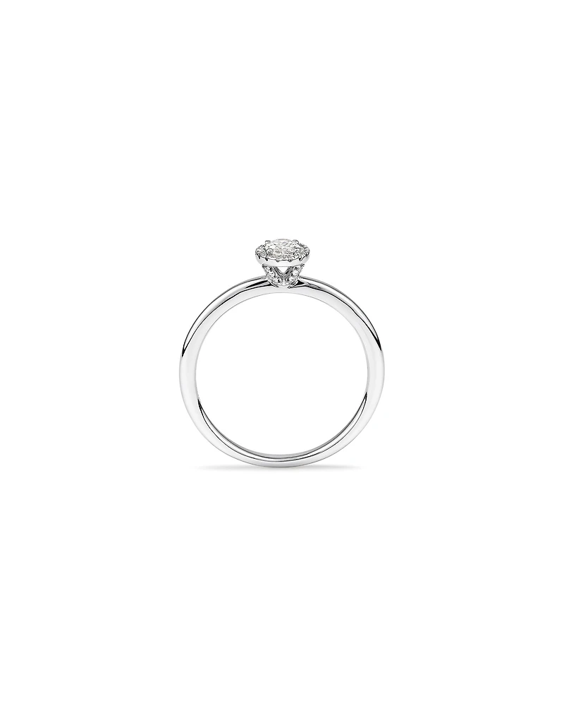 Bague de fiançailles halo en or blanc 14 carats avec diamant taille ovale d'un poids total de 0,31 carat.