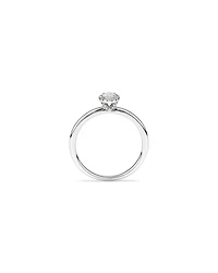 Bague de fiançailles halo en or blanc 14 carats avec diamant taille ovale d'un poids total de 0,31 carat.