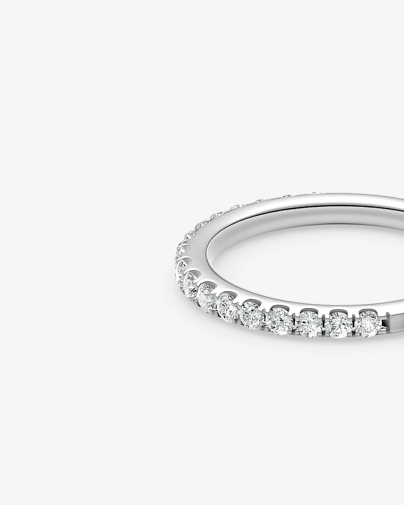 Alliance en or blanc 14 K avec diamants totalisant 0,50 ct