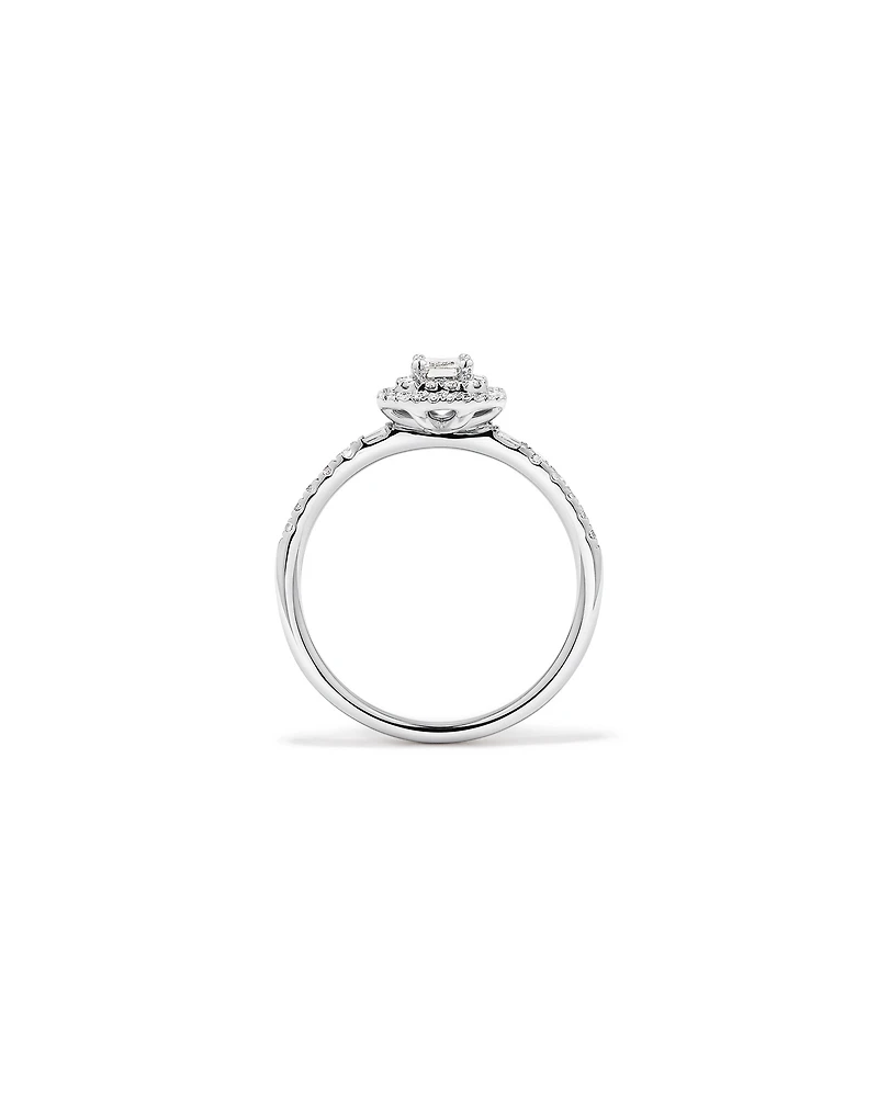 0,55 carat TW bague de fiançailles halo avec diamant taille émeraude et accents latéraux baguette en or blanc 14 carats