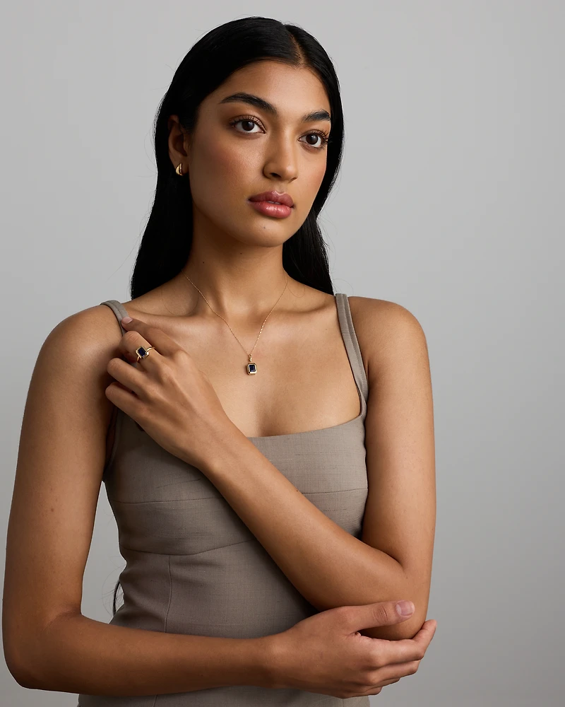 Bague en or jaune 10 carats sertie d'un saphir synthétique taille émeraude