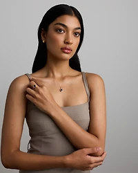 Bague en or jaune 10 carats sertie d'un saphir synthétique taille émeraude