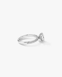 Bague De Fiançailles Solitaire En Diamant Laboratoire Taille Ovale 1,95 Carat Poids Total Avec Accent Latéral Or Blanc 14 Carats