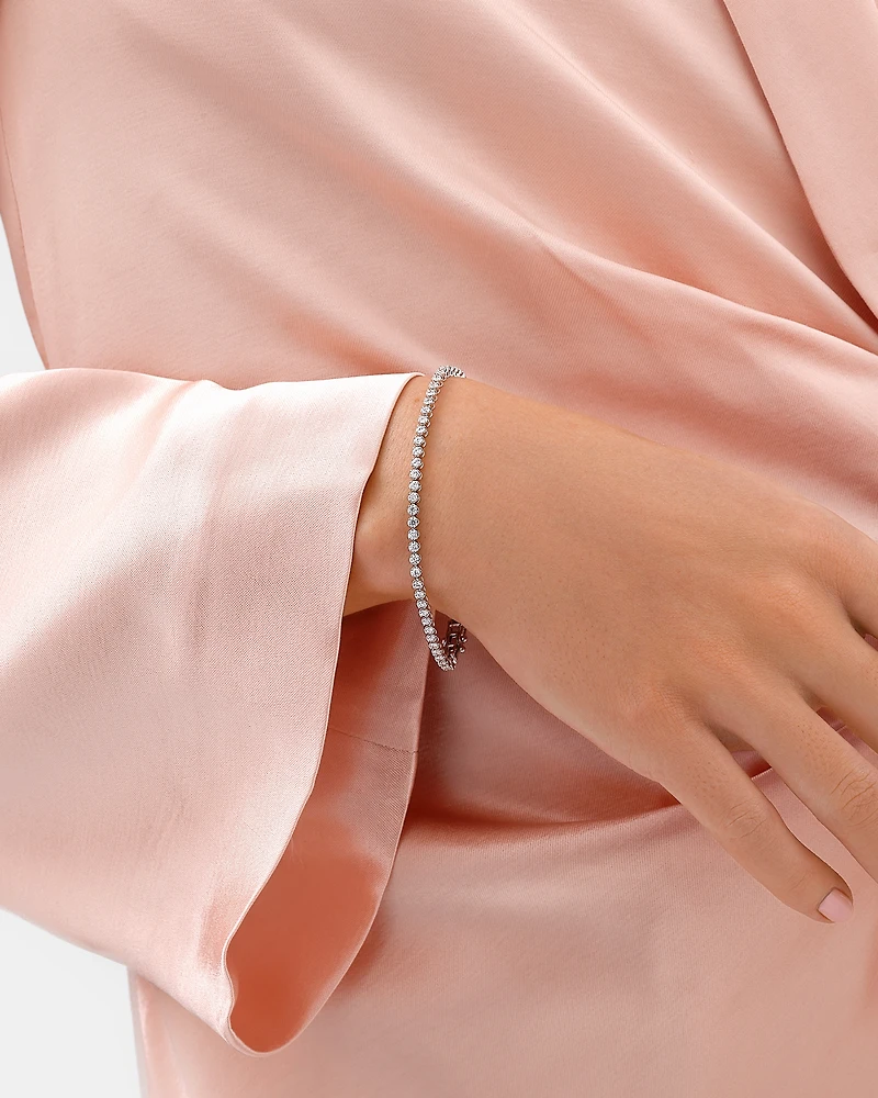 Bracelet tennis en diamants cultivés en laboratoire TW de 1,80 carat serti en or blanc 10 carats