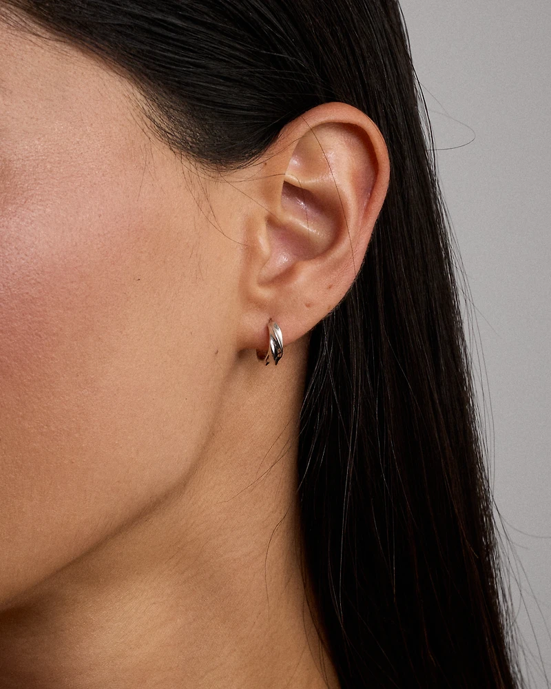 Boucles d'oreilles huggie avec motif torsadé en argent