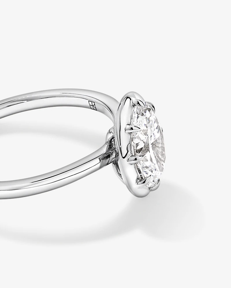 Bague solitaire en or blanc 14 carats sertie d'un diamant ovale de synthèse 1,50 carat