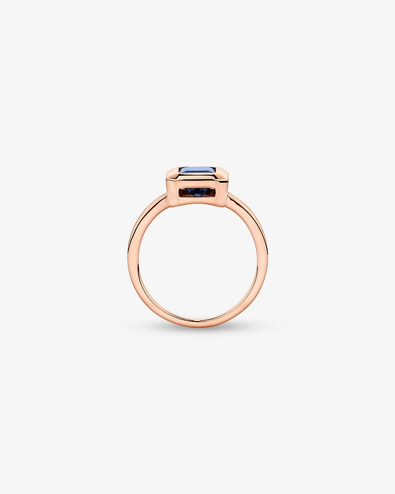 Bague en or rose 10 carats sertie d'un saphir synthétique taille émeraude.