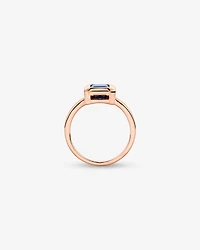 Bague en or rose 10 carats sertie d'un saphir synthétique taille émeraude.