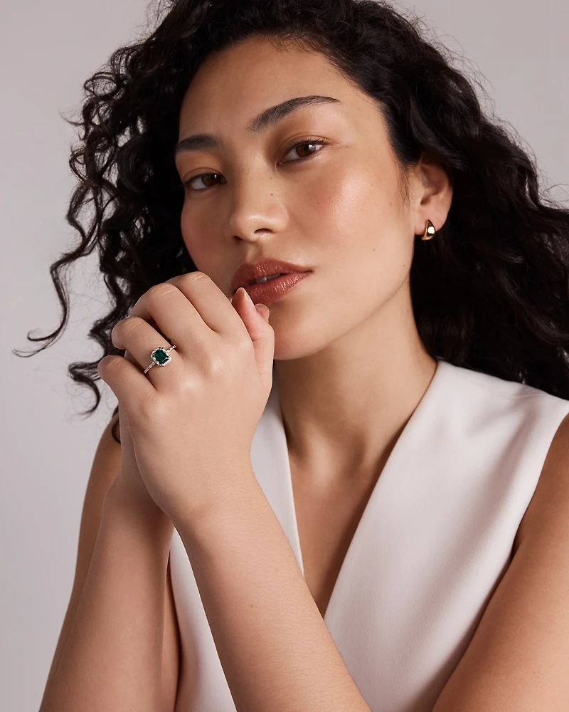 Bague Halo Avec Émeraude Synthétique Verte Taille Émeraude Et Diamant De Laboratoire En Or Jaune 10 Carats Et Rhodium