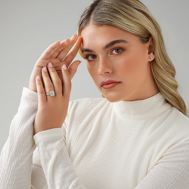 Bague halo de diamants taille coussin de 0,65 carat en or blanc 10 kt