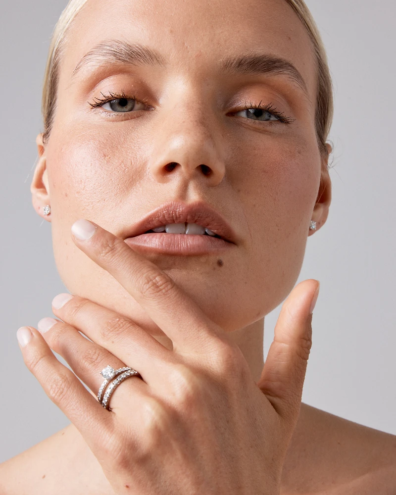 Alliance éternité en platine avec diamants totalisant 1 ct