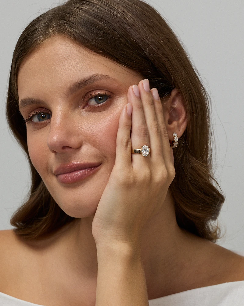 Bague solitaire en or jaune 14 carats sertie d'un diamant ovale de synthèse 2,00