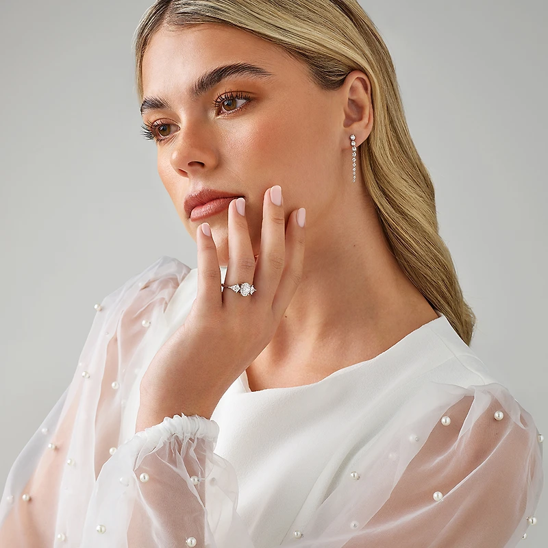 2,25 carats TW bague de fiançailles à trois pierres en forme d'ovale et de cerf-volant avec diamants cultivés en laboratoire en or blanc 14kt.