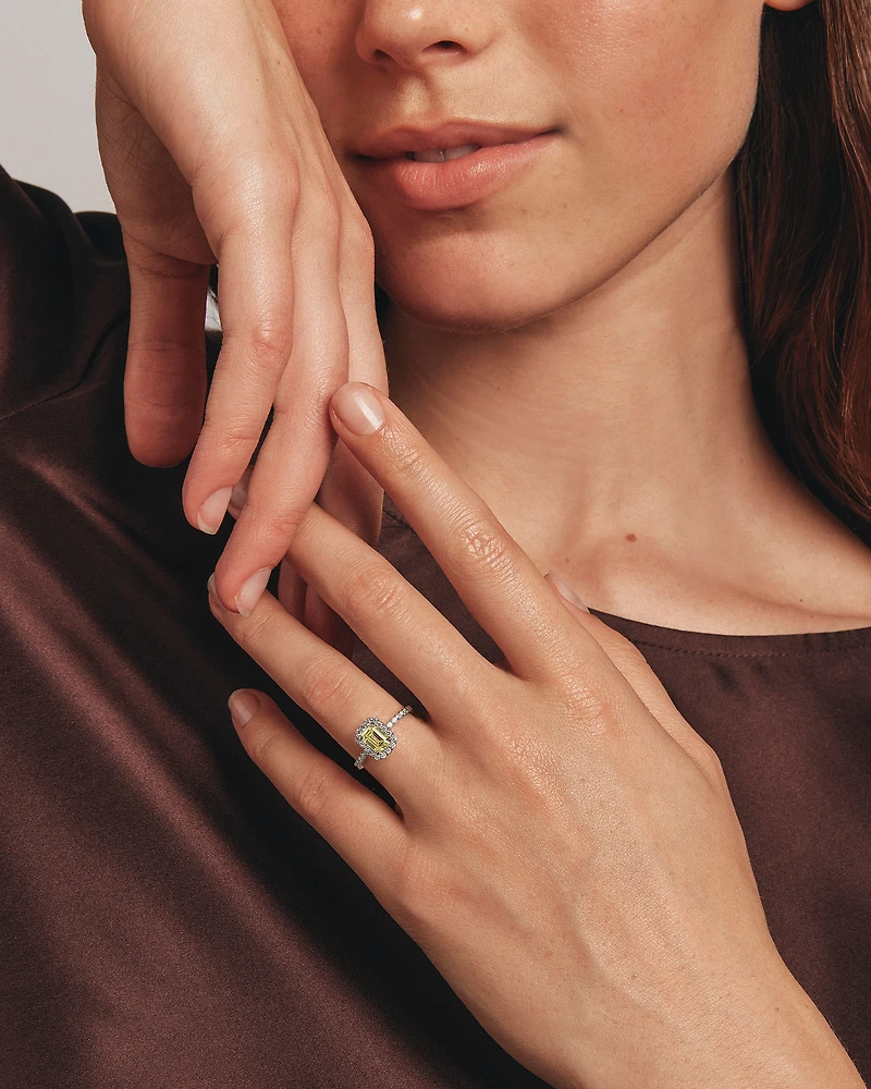 Bague de fiançailles halo en diamant jaune taillé émeraude de 1,58 carat TW, en or blanc 14 kt