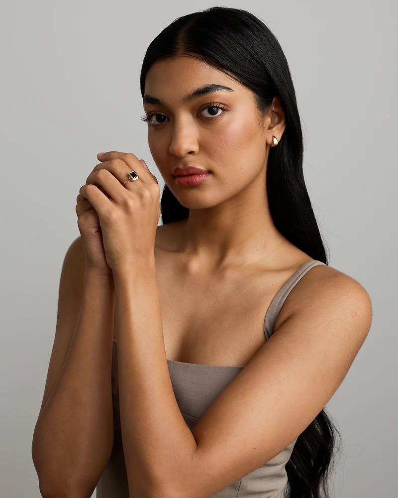 Bague en or jaune 10 carats sertie d'un saphir synthétique taille émeraude