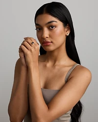 Bague en or jaune 10 carats sertie d'un saphir synthétique taille émeraude