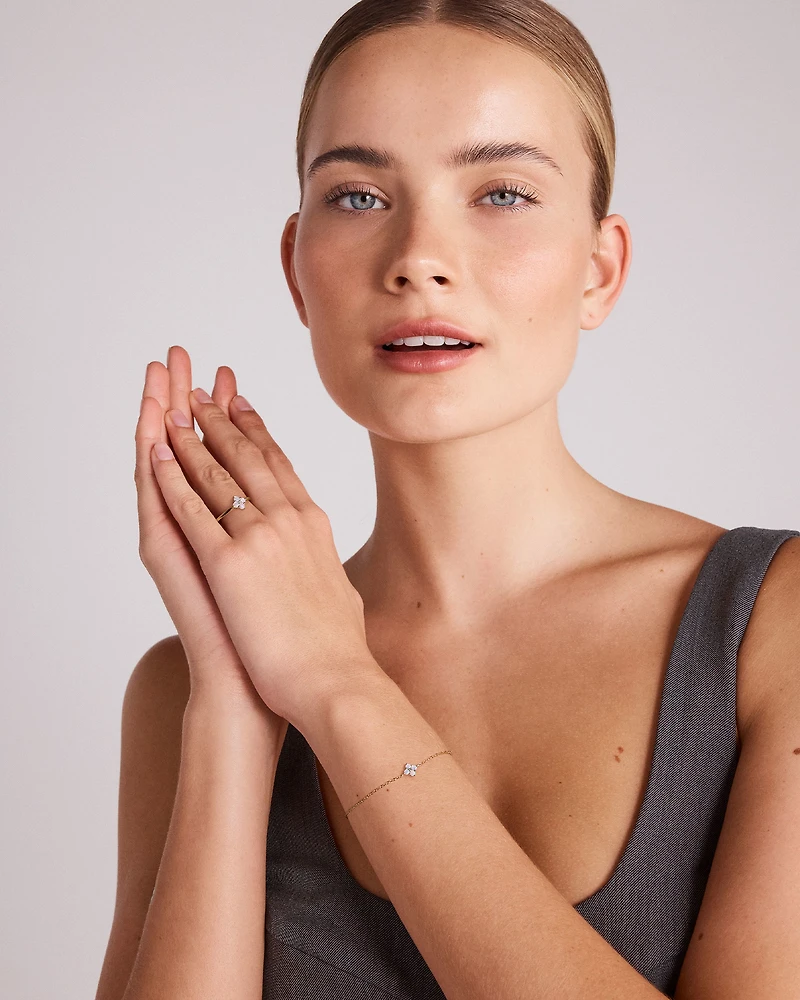 Bague avec Opale Australienne et Accents de Diamants en Or Jaune 10 kt