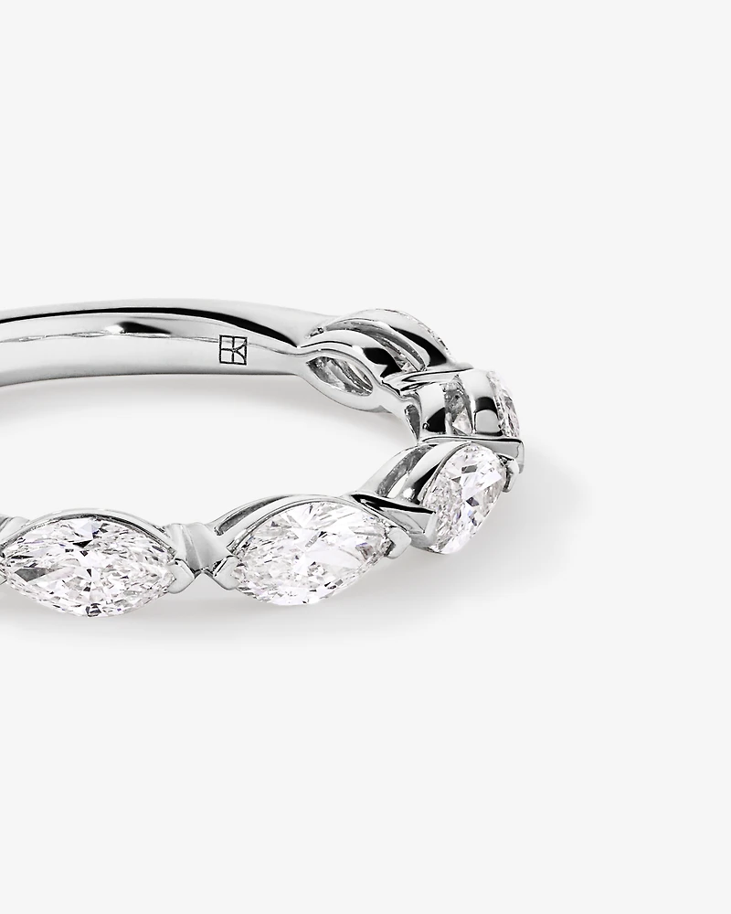 Alliance en or blanc 14 carats sertie d'un diamant marquise est-ouest de 1,40 carat (poids total) synthèse