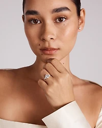 Bague de fiançailles en diamant laboratoire taille ovale 1,73 carat poids total avec pierres latérales marquise or blanc 14 kt