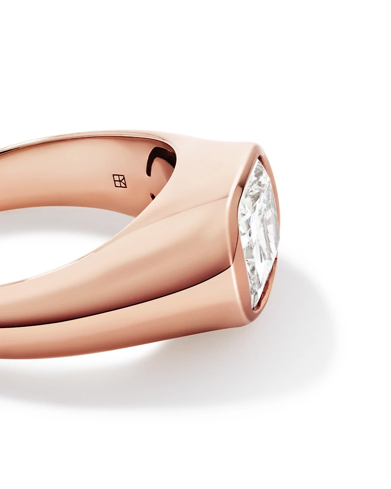 Bague en or rose 14 carats sertie d'un diamant de laboratoire taille coussin allongé 2,00