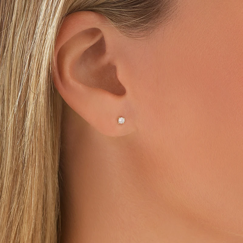 Boutons d'oreilles en or jaune 10 K ornés de diamants totalisant 0,15 ct