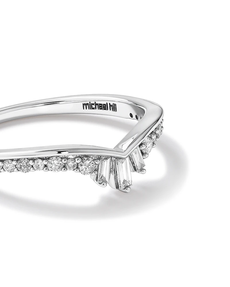 Alliance à chevrons en or blanc 14 K avec diamants totalisant 0,25 ct