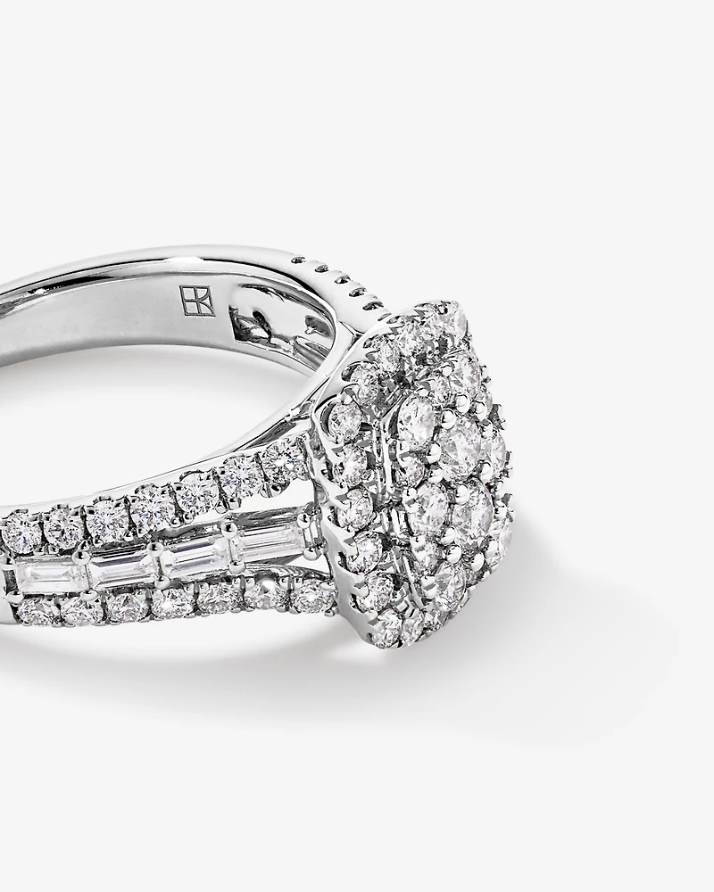 Bague en or blanc 14 carats sertie de diamants ronds brillants et baguettes (1,25 carat au total)