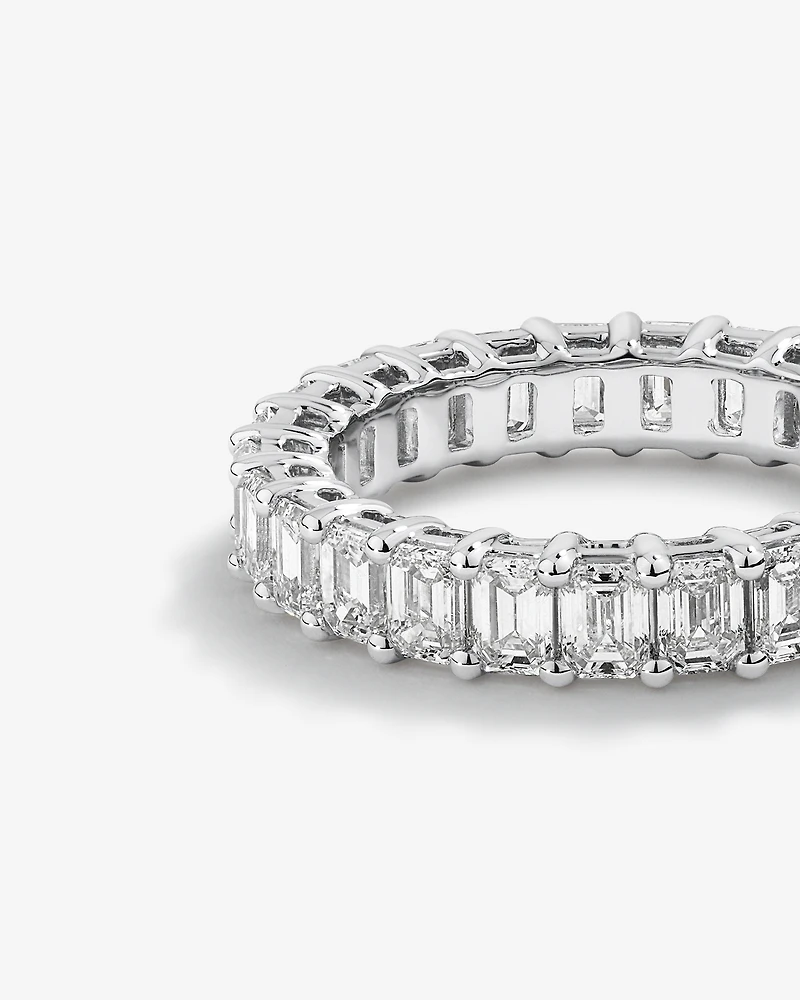 3,50 carats TW bague éternité avec diamants émeraude cultivés en laboratoire en or blanc 14kt.