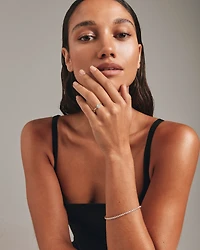 Bague de fiançailles halo en or jaune et blanc 14 carats avec diamant taille poire d'un poids total de 0,31 carat.