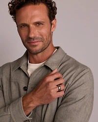 Bague en titane noir avec audacieuse incrustation en or jaune 10 carats