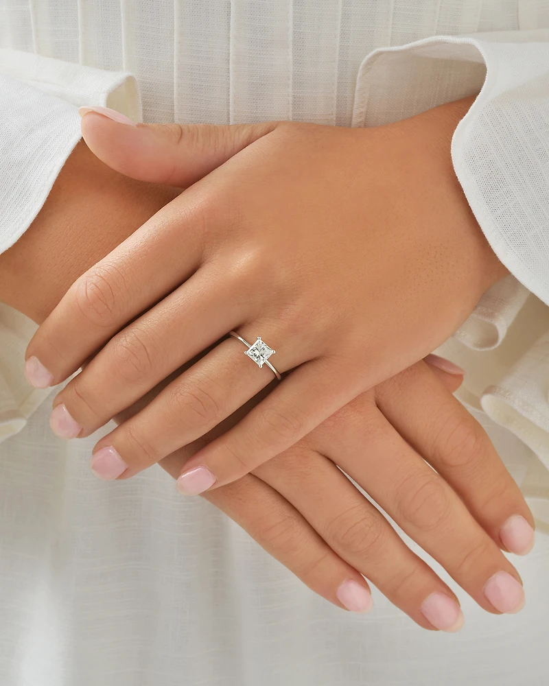 Bague en or blanc 14 K avec diamant 1,25 ct de taille princesse créé en laboratoire