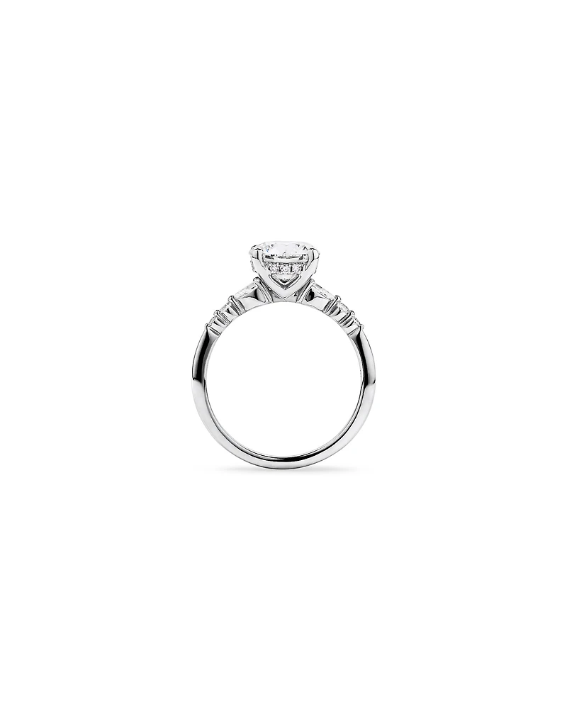 Bague en or blanc 14 carats sertie de diamants laboratoire ronds brillants et poires d'accentuation (poids total : 2,28 carats)