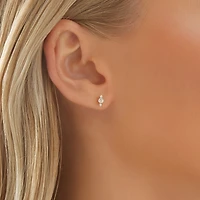 Boutons d'oreilles en or jaune 10 K à trois pierres et à diamants totalisant 0,21 ct