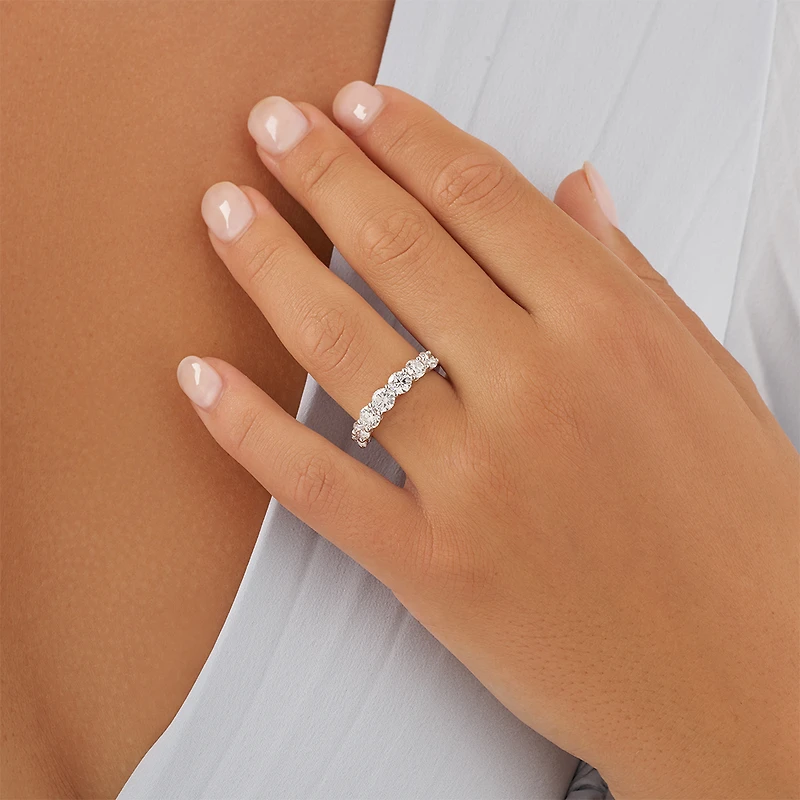 Alliance en or blanc 14 K avec diamants créés en laboratoire totalisant 2 ct