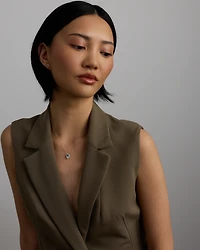 Collier Pendentif Halo Avec Pierre Précieuse Aigue-Marine Bleue Taille Ovale Et 0,19 Carat Pt De Diamants En Or Blanc 10 Ct