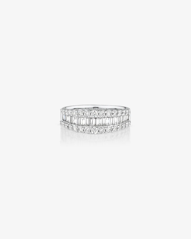Bague en or blanc 14 K avec diamants totalisant 1 ct
