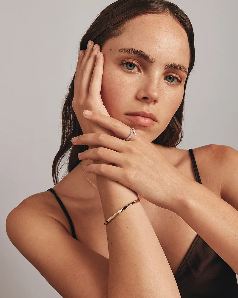 Jonc ovale accentué de diamants en or jaune 10kt