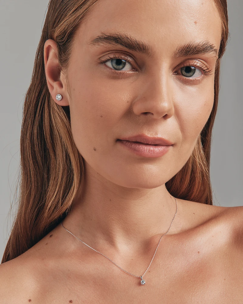 0,60 carat TW Boucles d’oreilles ovales Halo en diamant cultivé en laboratoire serties en or blanc 10 carats