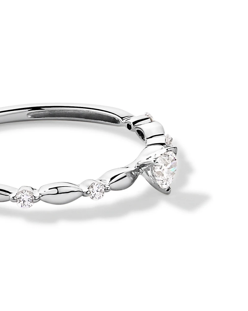Bague de promesse en or blanc 10 carats avec diamants laboratoire taille brillant (ronds et cœur) – Poids total 0,15 carat
