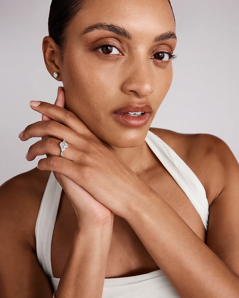 2,36 Carats Poids Total Bague De Fiançailles En Diamant Cultivé En Laboratoire, Coupe Ovale, Pierres Latérales Taille Fantaisie, En Or Blanc 14 Ct