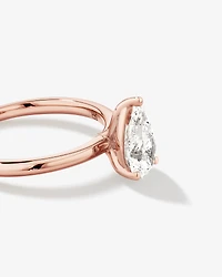 Bague de fiançailles solitaire en diamant cultivé en laboratoire TW Pear de 1,25 carat en or rose 14 carats