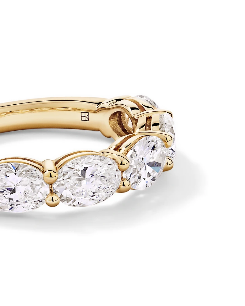 Alliance en or jaune 14 carats sertie d'un diamant ovale de synthèse 3,00