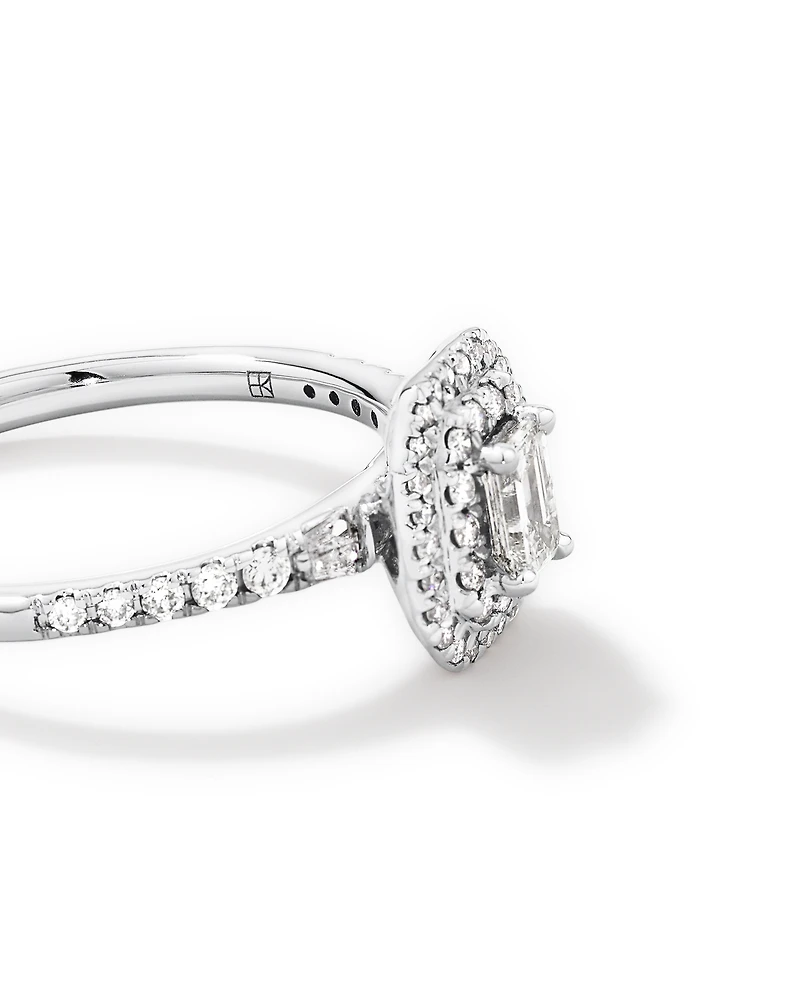 0,55 carat TW bague de fiançailles halo avec diamant taille émeraude et accents latéraux baguette en or blanc 14 carats