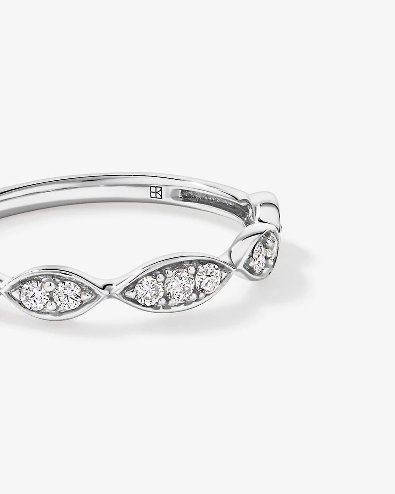 Alliance torsadée en or blanc 14 carats avec diamants (poids total 0,20 carat)
