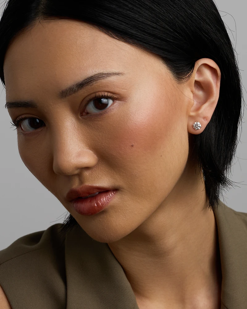 2,00 carats TW Boucles d’oreilles solitaires en diamant cultivé en laboratoire en or blanc 14 carats