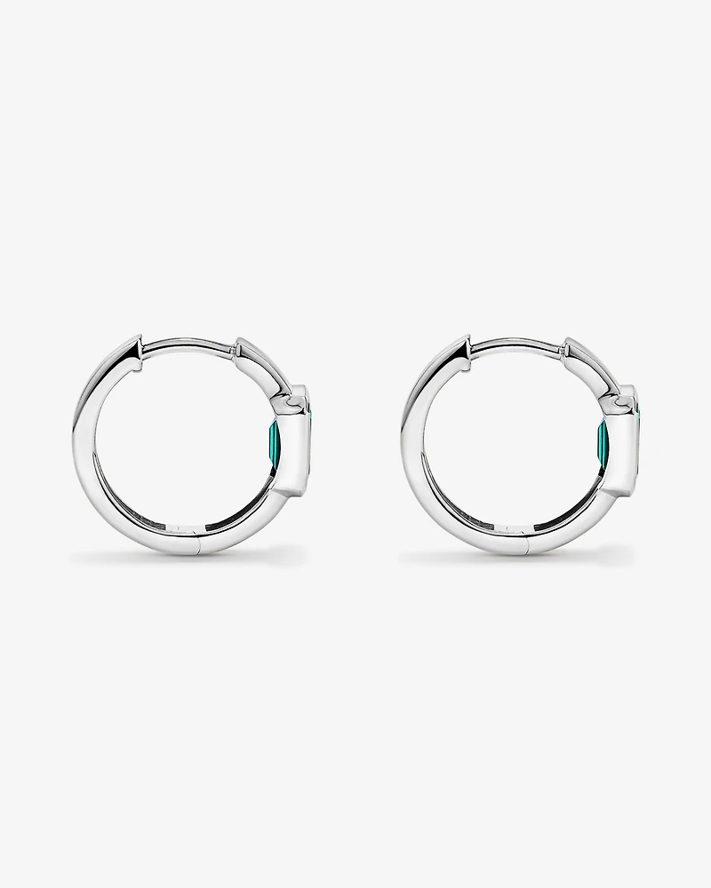 Création des boucles d’oreilles Huggie en lunette émeraude en or blanc 10 carats