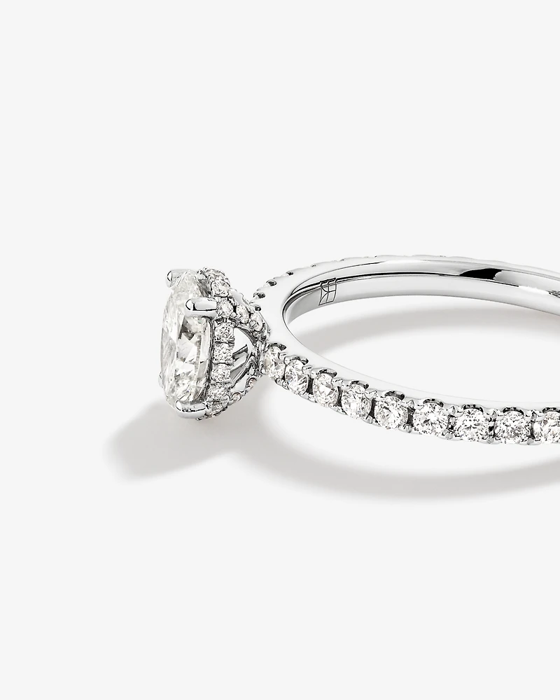 1,00 Carat Poids Total Bague De Fiançailles En Diamant Solitaire Coupe Ovale Avec Pavé Caché Et Halo, En Platine