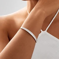 Bracelet jonc à charnière en or blanc 14 K avec diamants totalisant 2 ct