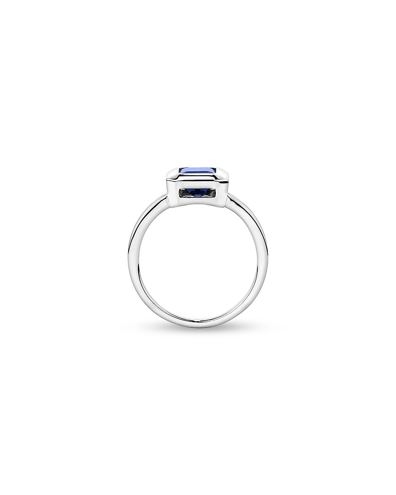 Bague en or blanc 10 carats sertie d'un saphir synthétique taille émeraude